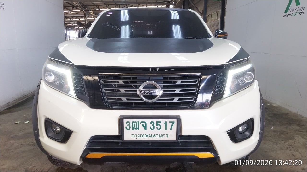 NISS NISS082 Ext. Cab 2.5 Calibre E MT (Black Edition) 2020
