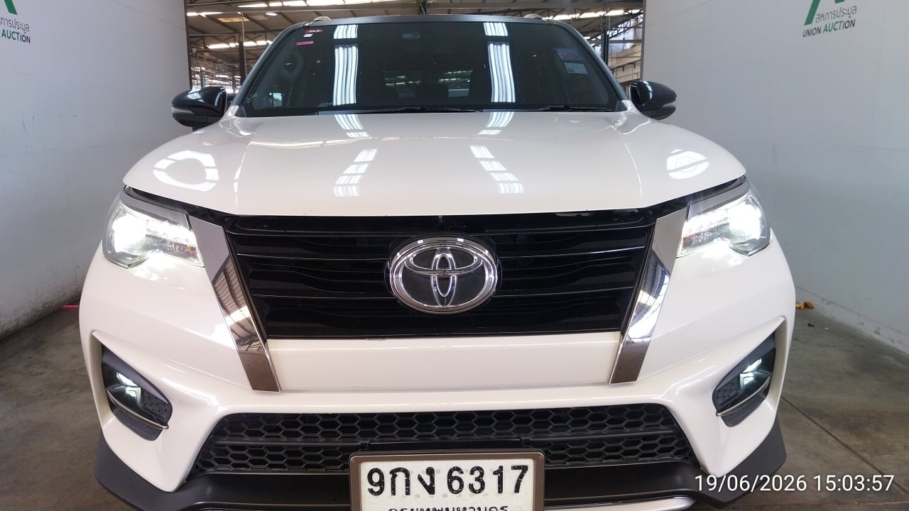 TOYO TOYO051 2.8 TRD Sportivo 4WD AT WAGON (Black Top) 2019