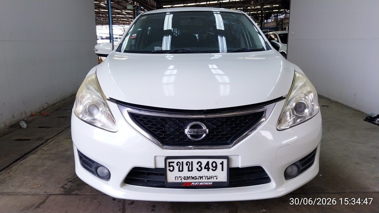 NISS NISS055 1.8 V CVT Hatch 2013