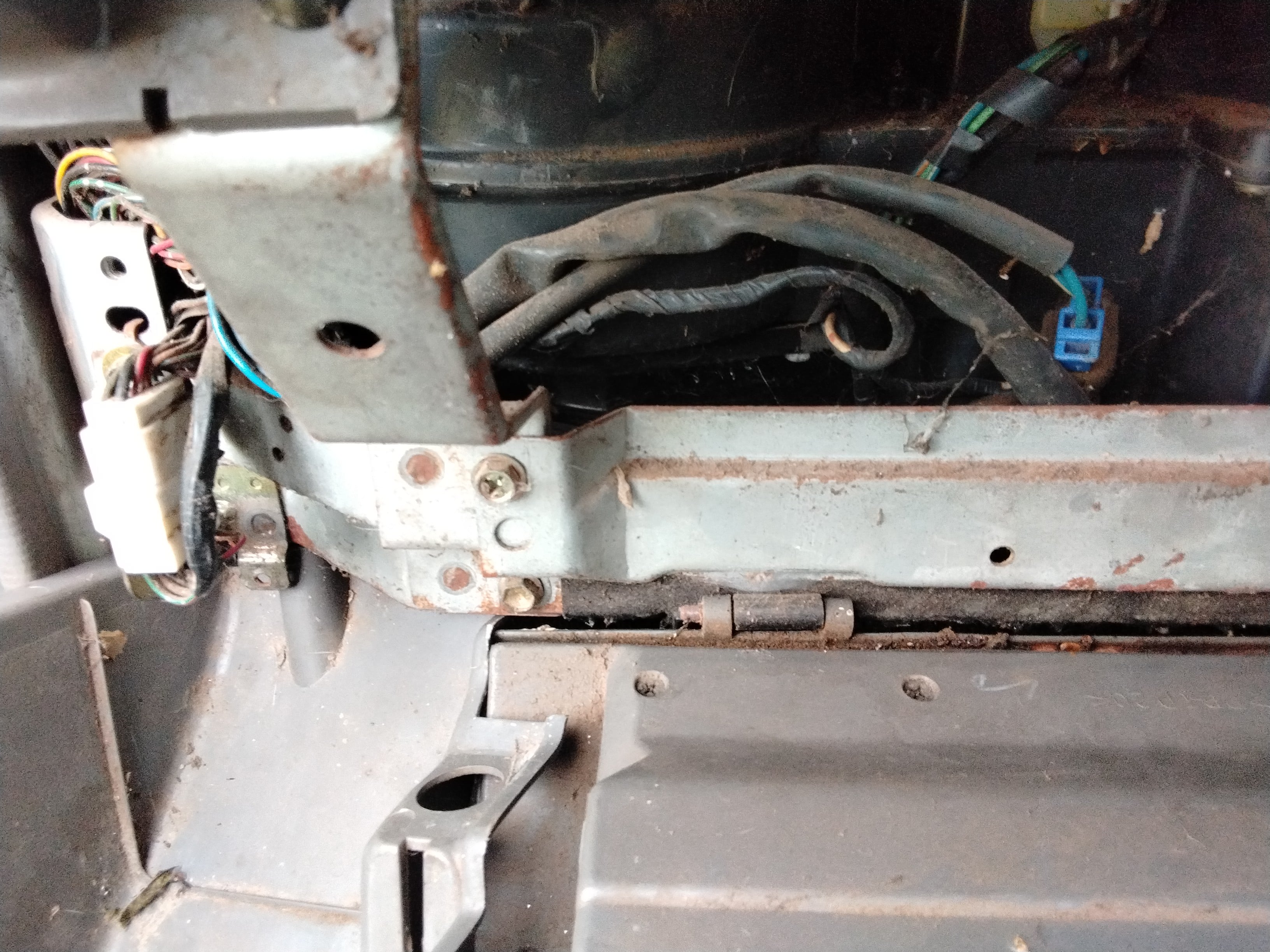 ISUZ ISUZ048 SPACECAB 2.8  4WD MT 2000
